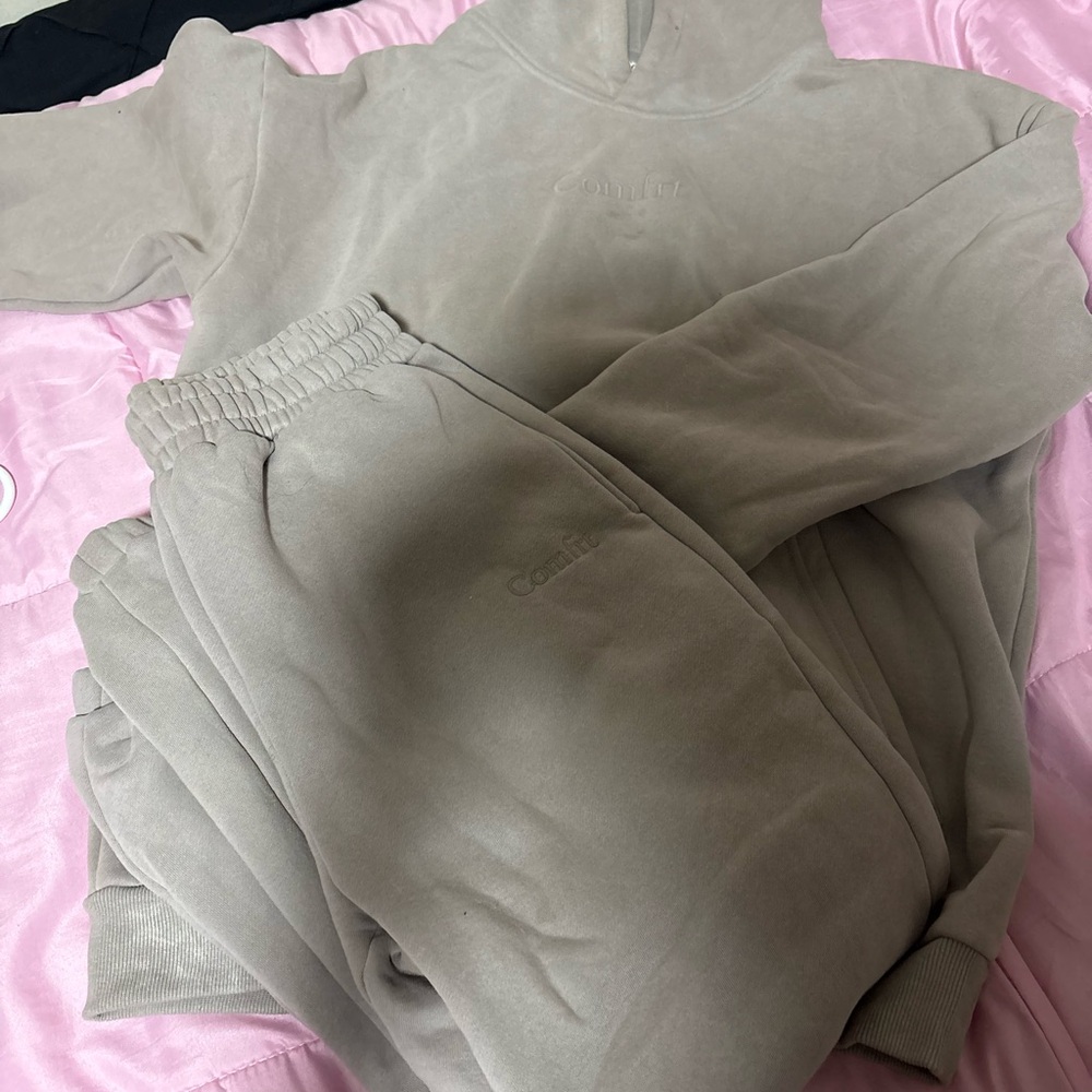 Comfrt Embossed Logo sweatsuit  in Muted Taupe